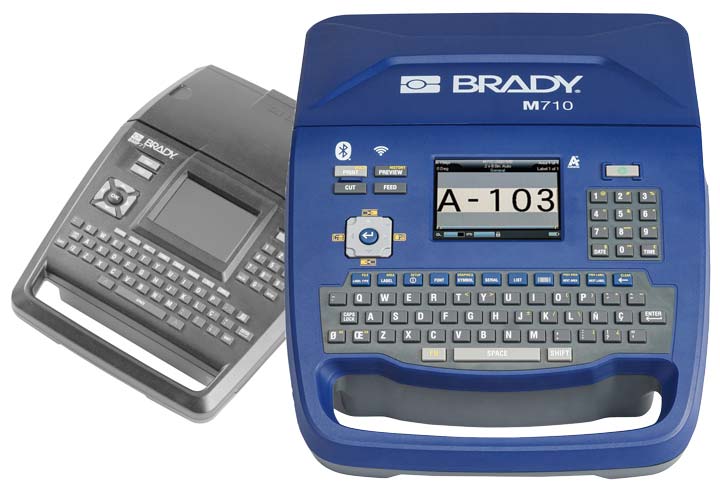 En Brady M710-printer foran en gråtonet BMP71-printer.